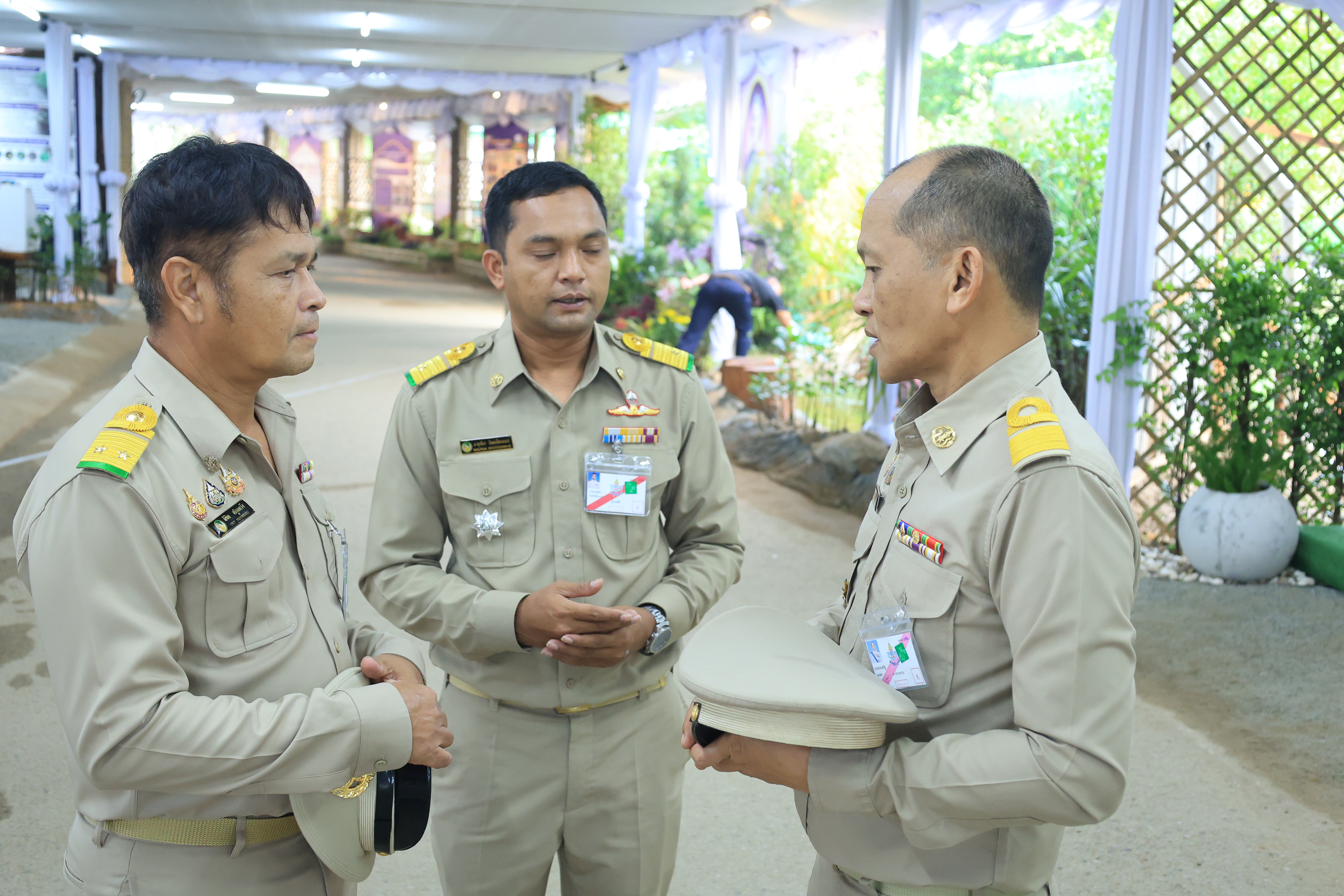 title - เลขาธิการ ส.ป.ก. พร้อมคณะ เตรียมความพร้อมในโอกาสเฝ้าฯ รับเสด็จ สมเด็จพระกนิษฐาธิราชเจ้า กรมสมเด็จพระเทพรัตนราชสุดาฯ สยามบรมราชกุมารี เป็นองค์ประธานเปิดงานวันลองกอง ของดีเมืองนรา ครั้งที่ 49 ปี 2569 และทอดพระเนตรนิทรรศการภายในงานเยี่ยมชมบูธนิทรรศการ ของ ส.ป.ก.นราธิวาส ภายในงานวันลองกอง ของดีเมืองนรา ครั้งที่ 49 ปี 2569  